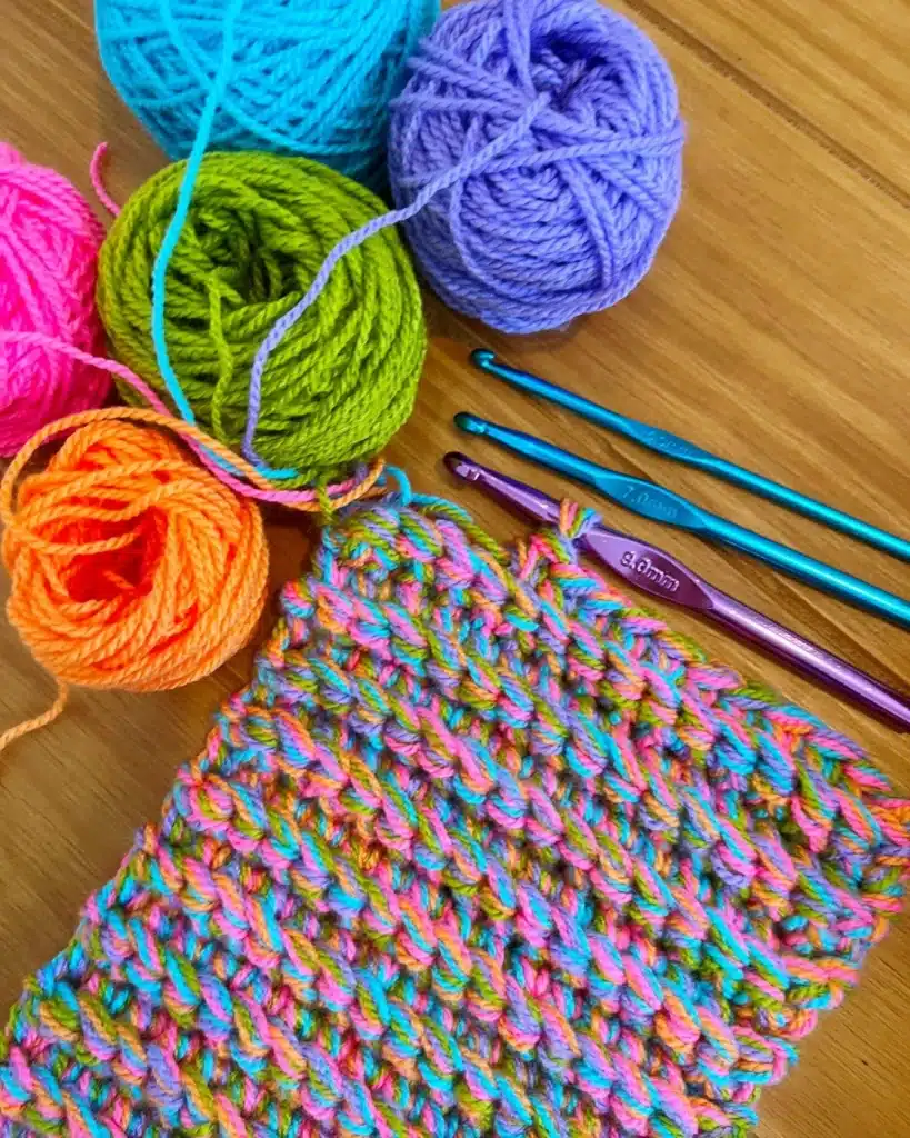 A imagem atual não possui texto alternativo. O nome do arquivo é: How-to-Crochet-with-Multiple-Strands-of-Yarn-1-scaled-1.webp